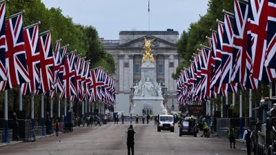 英女王伊丽莎白二世的灵柩周二将运抵伦敦，而白金汉宫附近的街道，已为国葬展开准备工作。（图取自路透社）
