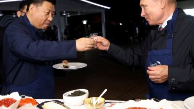 中国国家主席习近平和俄罗斯总统普京于2018年会面时碰杯敬酒。（路透社档案照）