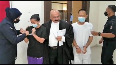 郑丽玲（左2）与赖进伟（左4）获当庭释放，庭警解开两人手。旁为代律师苏巴玛廉（左3）。