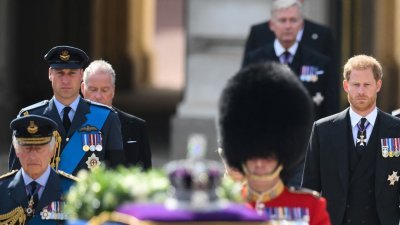 英国王储威廉和弟弟哈里王子，与其他王室成员一同护送女王的灵柩前往西敏宫。（图取自路透社）