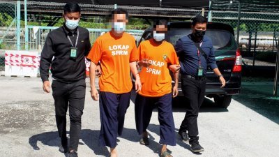2名男嫌犯（橙衣者）被反贪会官员带往推事庭申请延扣。