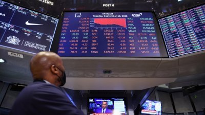 在美国纽约市曼哈顿的纽约证券交易所 (NYSE) 交易大厅，一名交易员当地时间周二看著显示道琼斯工业平均指数的屏幕。（图取自路透社）