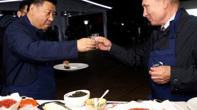 2018年9月11日在俄罗斯符拉迪沃斯托克（海参崴）举行东方经济论坛期间，中国国家主席习近平和俄罗斯总统普京碰杯。（图取自塔斯社/路透社档案照）