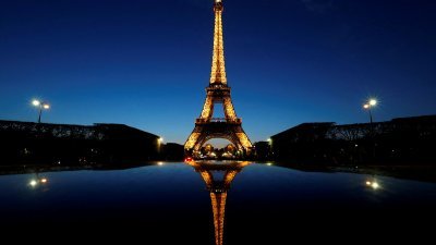 晚上金光闪闪的法国巴黎地标埃菲尔塔。（路透社档案照）
