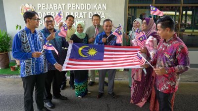 槟岛西南县教育局欢庆国庆日和马来西亚日。
