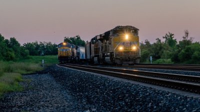 一辆货运列车当地时间周三通过得克萨斯州休斯敦。随著铁路罢工逼近，全美各地的铁路运营商都在削减货运量。（图取自法新社）