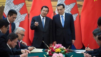 柬埔寨首相洪森2017年率团访问中国时，在北京人民大会堂的签字仪式上与中国国务院总理李克强（右）交谈。（图取自路透社档案照）