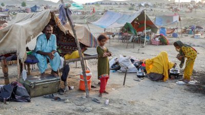 因洪水而失去家园的巴基斯坦人，只能搭建帐篷在外露宿。（图取自路透社）