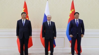 中国国家主席习近平、俄罗斯总统普京和蒙古国总统库雷苏赫（右）在乌兹别克斯坦撒马尔罕举行的上海合作组织（SCO）峰会期间的会议上合影。（图取自俄罗斯卫星社/路透社） 