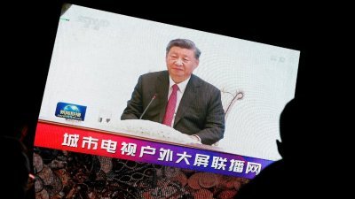 在北京的购物中心里，屏幕上播放著中国国家主席习近平出访乌兹别克斯坦，参与上海合作组织（SCO）峰会期间相关新闻画面。（图取自路透社）