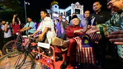 依斯迈沙比里乘坐三轮车进入庆典会场。（照片由新闻局提供）