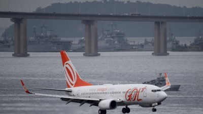 波音将把一些专为中国客户制造的737 MAX客机转售给其他买家。图为一辆与737 MAX同一款机型，巴西戈尔航空公司的波音737-700客机。（路透社档案照）