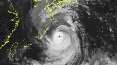 日本气象厅于周六拍摄并发布的卫星图显示，台风“南玛都”已位于日本南部偏远岛屿附近。（图取自日本气象厅/法新社）