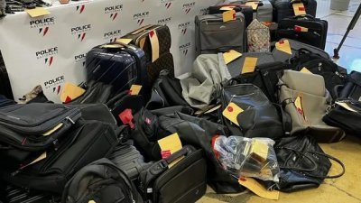 法国马赛警方从扒手团伙的大本营内，搜出上百件行李。（图取自马赛警方/卫报）