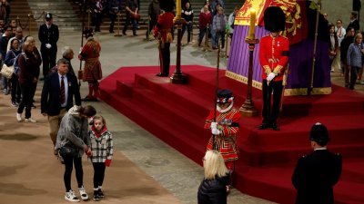 英女王伊丽莎白二世的灵柩置放在西敏厅，开放让民众瞻仰。（图取自路透社）