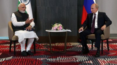 印度总理莫迪（左）和俄罗斯总统普京，周五在乌兹别克撒马尔罕出席上海合作组织首脑会议期间举行双边会谈。（图取自俄罗斯卫星通讯社/路透社）