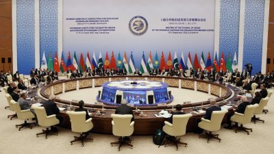 上海合作组织成员国元首理事会会议周五在乌兹别克撒马尔罕举行。会议结束后，各领导人签署并发表《上海合作组织成员国元首理事会撒马尔罕宣言》。（图取自法新社）