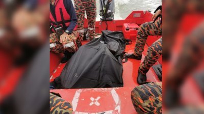 搜救队伍将死者的遗体载回码头后，送入安顺医院太平间等待解剖。（图由消拯局提供）