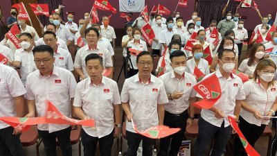 胡栋强（左2起）在代表大会上提出，基层建议来届大选用党徽上阵。对此，刘华才表示，将带到党中央进行讨论。