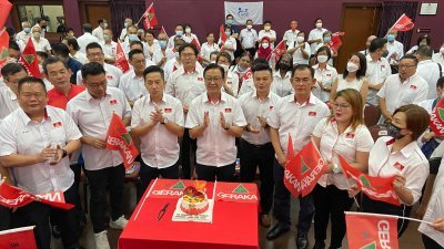 槟州民政党于周日上午，为刘华才（左4）庆祝生日，后者的生日愿望则希望该党能够重返国州议会。