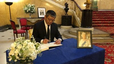驻英国代表谢武樵代表台湾政府与人民，在兰开斯特府签名留言致唁，表达台湾对女王崇高敬意及哀悼。（图取自台湾外交部/中央社）