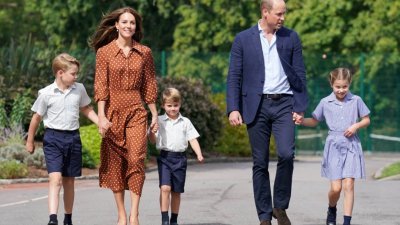 威廉王子和妻子凯特本月7日带著3名子女——乔治、夏洛特和路易到新学校上课。（图取自路透社档案照）
