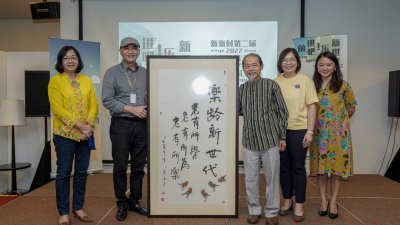 玛丽亚陈（左起）、孝恩集团董事经理拿督朱兆祥、蔡依霖及杨巧双为第2届新新村社区计划大赛推介。