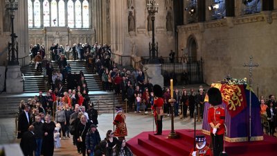 民众们当地时间周六（17日）鱼贯进入西敏宫的西敏厅，向女王灵柩表示敬意。（图取自路透社）