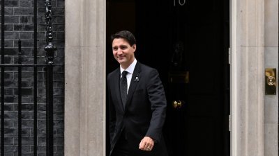 加拿大总理特鲁多周日前往伦敦参加英女王伊丽莎白二世的葬礼，他与英国首相特斯拉会晤走出唐宁街10号。（图取自路透社）