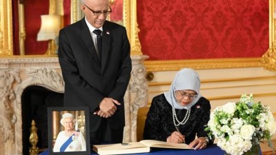 新加坡总统哈莉玛也在伦敦兰开斯特府签吊唁册。（图取自法新社）