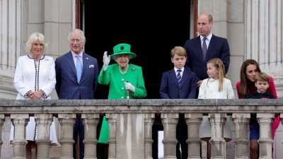 今年6月5日，英国女王伊丽莎白二世惊喜现身白金汉宫阳台，向为她庆祝登基70周年的群众致意。当时女王两边分别站著现为英国国王查尔斯三世和王后卡米拉，还有威尔士亲王威廉一家五口。（图取自路透社档案照）