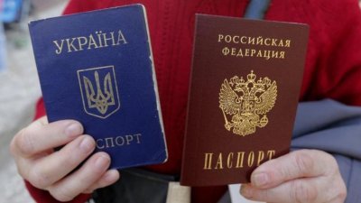 所有持短期申根签证的俄罗斯公民将无法进入波兰、爱沙尼亚、拉脱维亚和立陶宛。图中显示一名妇女手持一本乌克兰护照（左）及一本俄罗斯护照。（路透社档案照）