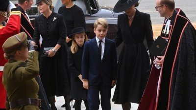 英女王国葬，凯特王妃带著乔治及夏绿蒂出席。（图取自路透社）