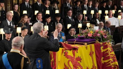 宫务大臣帕克在周一的王室私人葬礼中折断白杖，标志著他为女王的服务正式结束，也象征伊丽莎白二世的时代告终。（图取自路透社）