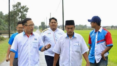 郑立慷（前左）带领霹雳州公正党团队到访双溪马立产稻区，以深入了解农民困境和粮食危机议题，前右是马哈拉尼，后左起是再因及阿米尔。