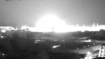 闭路电视摄像机拍摄的画面显示，空袭发生后大火球在黑暗喷发。（图取自乌克兰国家核电公司/路透社）
