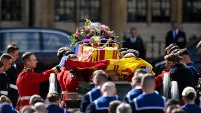 英女王伊丽莎白二世国葬于周一盛大举行，几乎全英国的媒体都在直播国葬过程。（图取自路透社）
