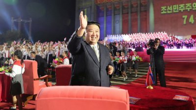 朝鲜官媒本月9日发布未注明日期的照片，显示最高领导人金正恩出席在平壤举行朝鲜建政74周年的庆祝活动。（图取自朝中社/路透社）