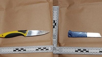 警方从妇女身上起获两把刀，刀长分别为21厘米和13厘米。