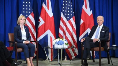 英国首相特拉斯（左）与美国总统拜登于当地时间周三，在联合国大会期间首次面对面会晤。（图取自法新社）