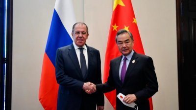 俄罗斯外长拉夫罗夫（左）与中国国务委员兼外长王毅于今年7月7日，在印尼巴厘岛举行的20国集团（G20）外长会议期间会晤的档案照。（图取自中国外交部官网）
