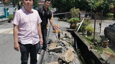 沟渠出现严重坍塌，早前围上的警戒线已掉落，黄益豪（前）促请麻坡麻市议会关注。