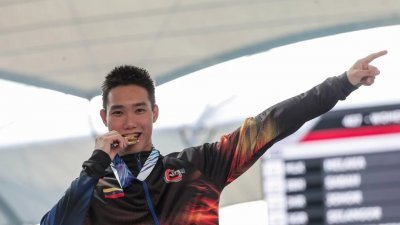 联邦直辖区国家队选手梁馨仁成功在男子100公尺蝶泳项目打破了教练丹尼尔保持了13年的全国纪录。