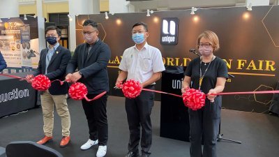 霹雳州钱币协会会长周敬晃（左2起）与郑来兴等人于周五下午，为马来西亚世界钱币博览会主持开幕仪式。