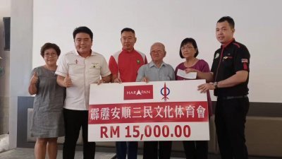 吴家良（左2）代表倪可敏移交1万5000令吉拨款，予安顺三民文化体育会。