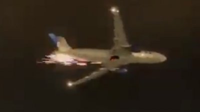 美联航一架班机飞行途中液压汞出现故障，机身火花四溅，画面令人触目惊心。（图截自推特影片）