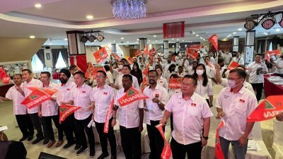 吉打州民政党2022年代表大会，前排左5起为胡栋强、刘华才、玛里慕都在大会上唱党歌。
