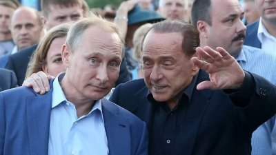 意大利前总理贝卢斯科尼（右）和俄罗斯总统普京相识多年，关系密切。图为贝卢斯科尼于2015年造访克里米亚半岛争议地区时，友好地搭著普京肩膀。（图取自BBC）