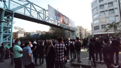 愤怒的伊朗民众于周三走上德黑兰街头，抗议当局暴力执法导致一年轻女性死亡。（图取自西亚通讯社/路透社）