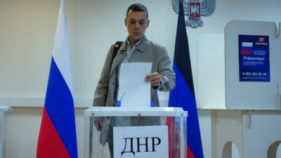 俄罗斯也在莫斯科等地设立投票站，供居住在俄国境内的4州居民投票。（图取自俄罗斯通讯社/路透社）